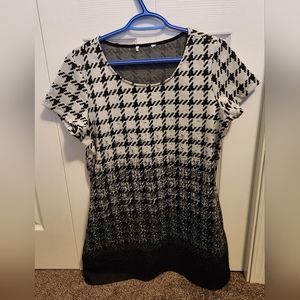 4/$25 Black and white top. Large